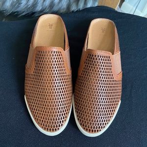 Frye Melanie Gore Perforated Mule - women 7